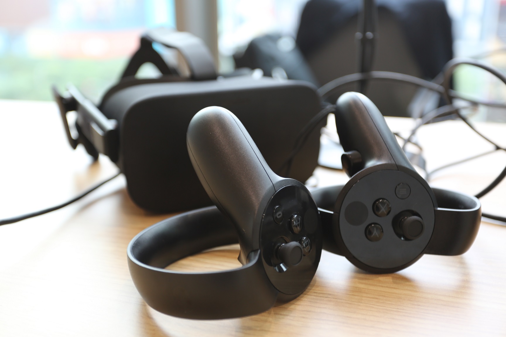 现场的VR专用设备：VR眼镜和touch 